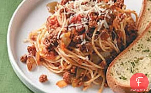 Molho de espaguete com carne cozida lentamente