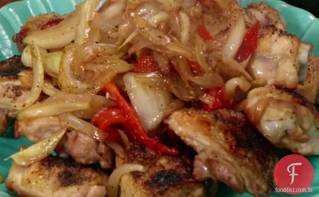 Coxas de frango grelhado com erva-doce, cebola e pimentão vermelho assado