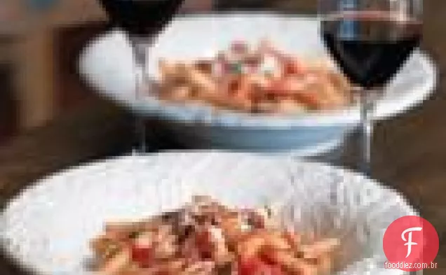 Macarrão com alho assado-molho de tomate e manjericão