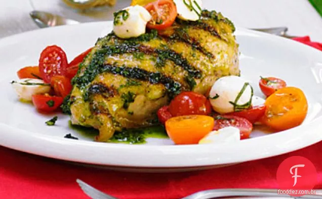 Frango grelhado com alho e manjericão com molho Caprese