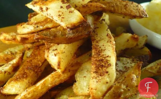 Batatas fritas em forno com pó de Sumac com propagação de alho