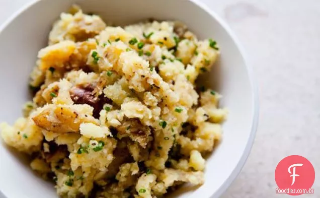 Batatas Novas Esmagadas Com Alho E Cebolinha