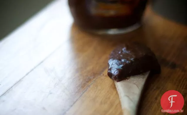a: Molho de churrasco que é quente, doce e preto como pecado