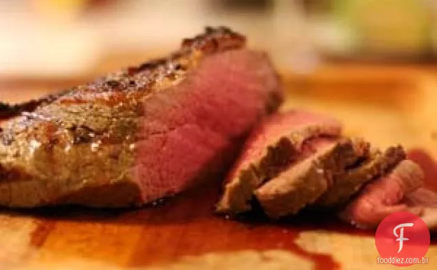 Assado tri-tip marinado com cogumelos e alho