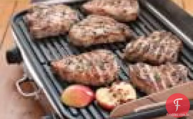 Costeletas de porco com alho e ervas com molho de maçã