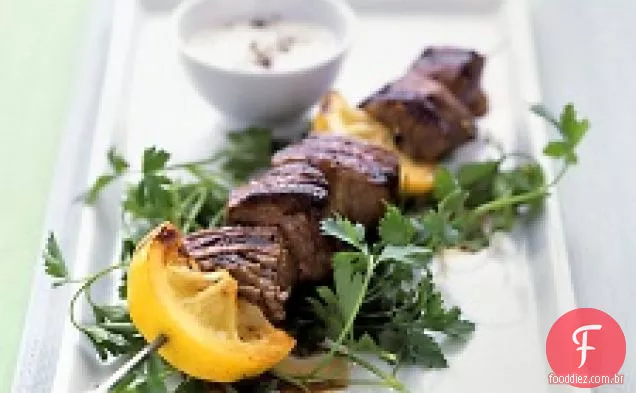 Kebabs de cordeiro com alho e limão