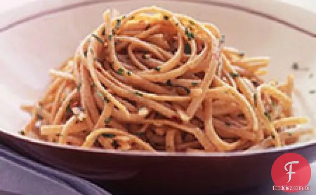 Macarrão de trigo integral com alho e azeite