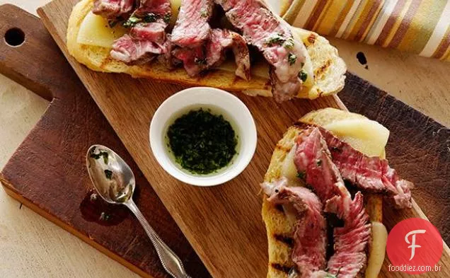 Mini sanduíches de bife de rosto aberto em pão de alho com Provolone envelhecido e óleo de salsa