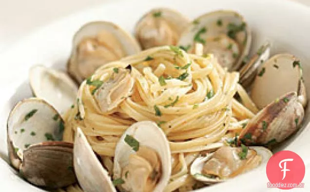Linguine com amêijoas e óleo de limão e alho