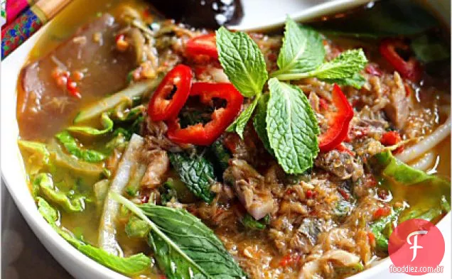 Penang Assam Laksa (macarrão quente e azedo Nyonya na sopa de peixe)