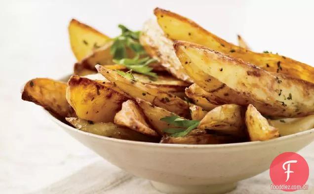 Batatas fritas no forno com alho assado