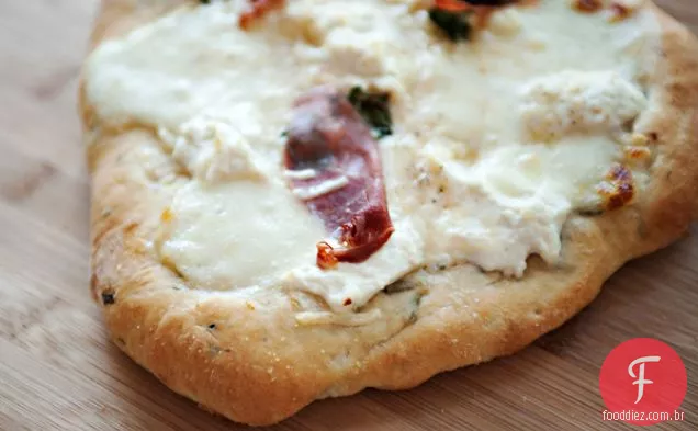 Pizza De Quatro Queijos Com Crosta De Alho E Alecrim