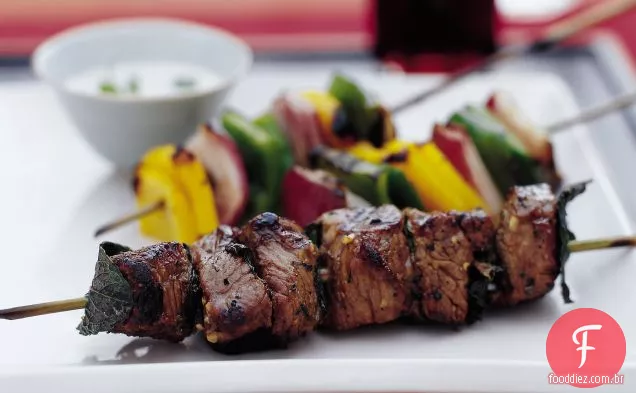 Turco shish Kebabs com Garlicky Tahini