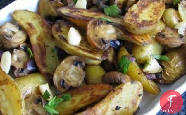 Batatas Fritas, Cogumelos, Cebolas Vermelhas E Alho