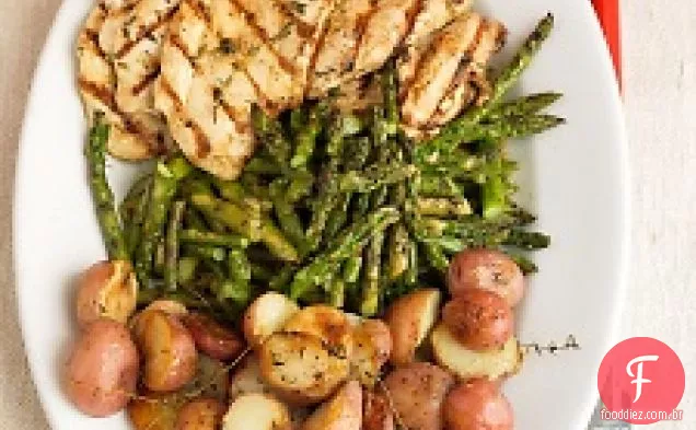 Costeletas de frango marinadas com alho com batatas grelhadas