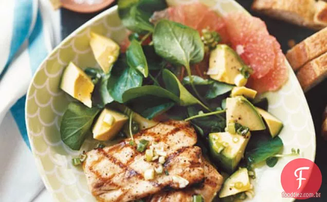 Mahimahi grelhado com Grapefruit, abacate e salada de agrião
