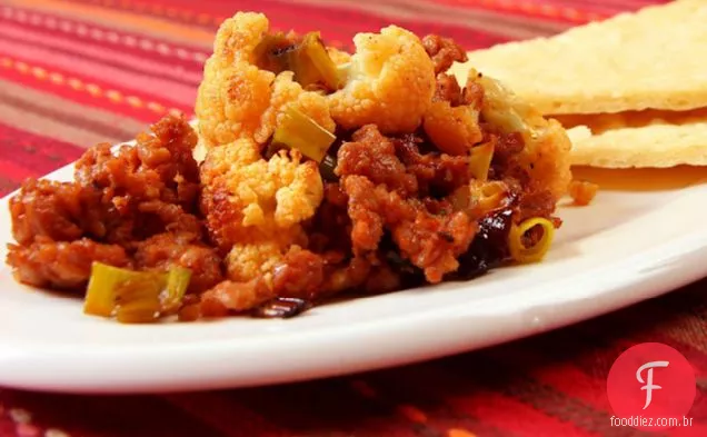 Couve-Flor Assada E Alho-Poró Com Chouriço Servido Em Gruyère Fla