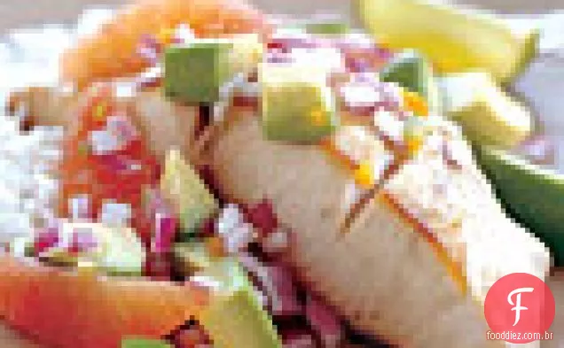 Mahi-Mahi com molho de laranja, abacate e cebola roxa