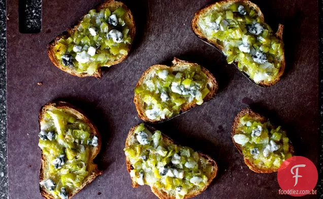 Torradas De Alho-Poró Com Queijo Azul