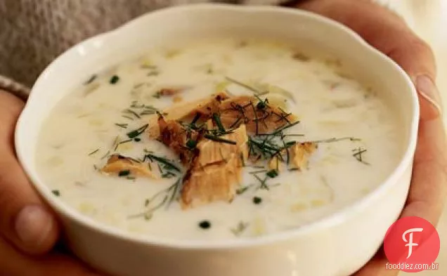 Sopa de alho-poró e erva-doce com salmão defumado