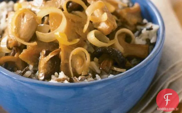 Frango, alho-poró e cogumelos com arroz selvagem