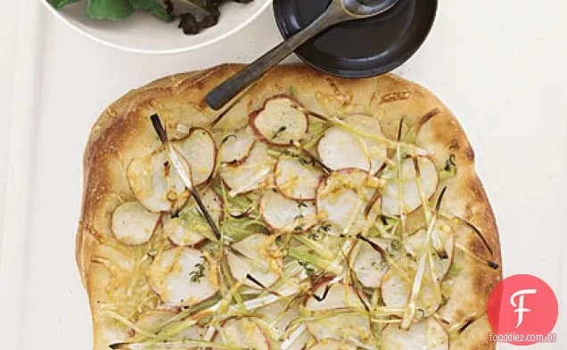 Batata e alho-poró pão achatado com verduras