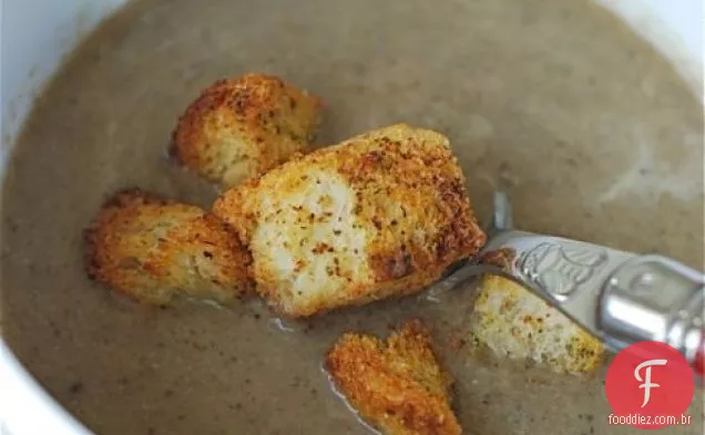 Sopa Cremosa De Alho-Poró Com Croutons De Parmesão Apimentados