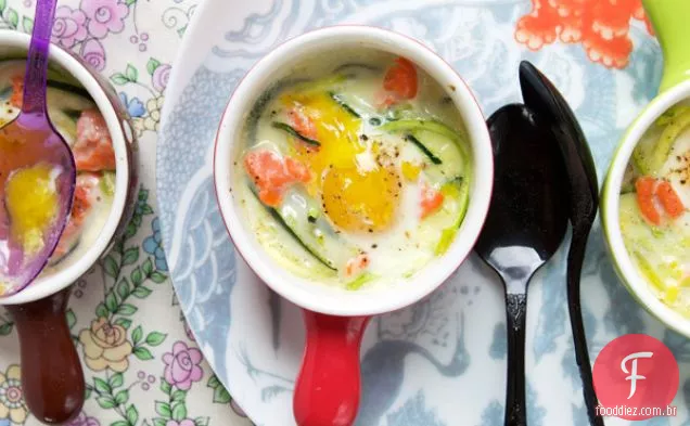 Ovos De Codorna En Cocotte Com Alho-Poró, Abobrinha Julienned E Fumado
