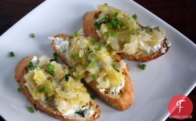Crostini Com Queijo De Cabra E Alho-Poró Confit