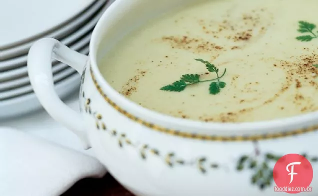 Sopa cremosa de alho-poró e batata