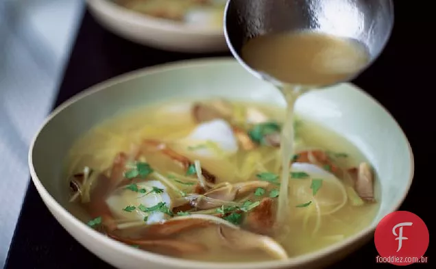 Sopa de Vieira e cogumelos com gengibre e alho-poró