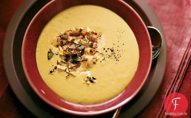 Alho-poró sedoso e sopa de Vinho Tinto