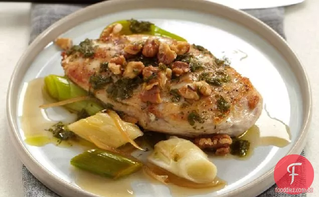 Peitos de frango com nozes, alho-poró e limão cristalizado