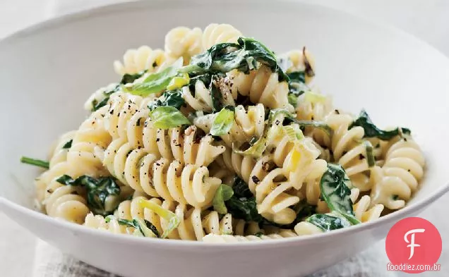 Fusilli com alho-poró creme e espinafre