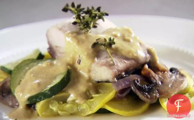 Mahi Mahi cozido no vapor com legumes e molho de mostarda de alho