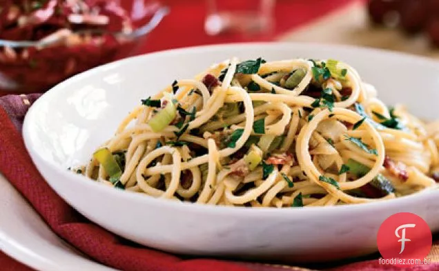 Espaguete Carbonara com alho-poró e Pancetta