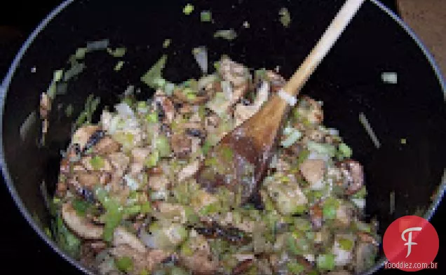 Sopa De Galinha Cremosa Com Arroz Selvagem, Alho-Poró E Cogumelos