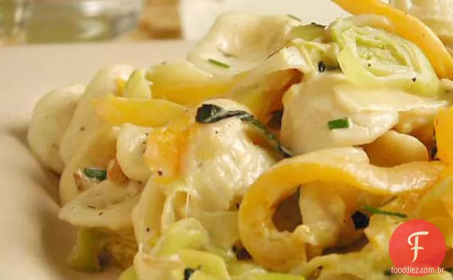 Macarrão Com Alho-Poró, pimenta e molho de Cebolinha