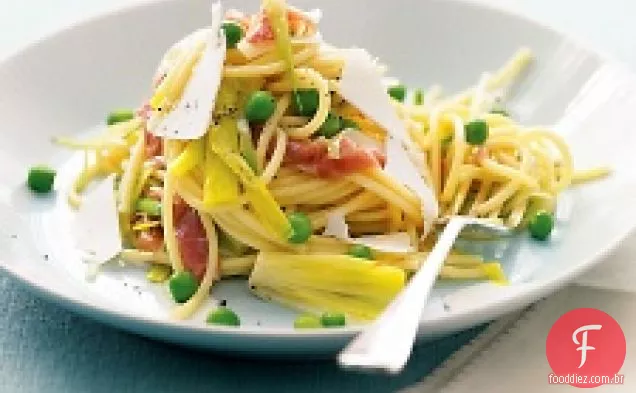 Macarrão Com Alho-Poró, Ervilha E Prosciutto