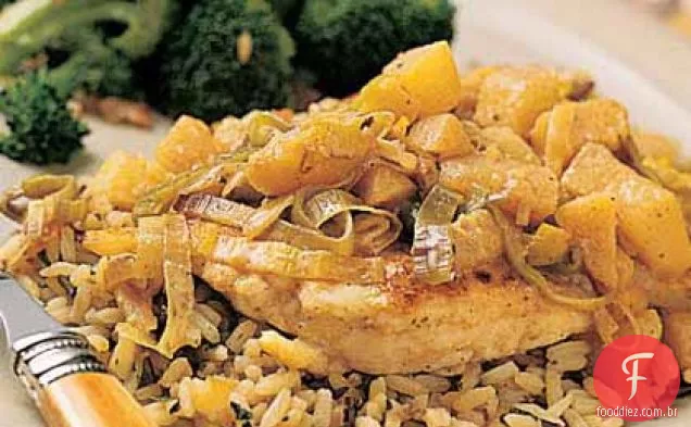 Frango com crosta de parmesão com alho-poró e maçãs