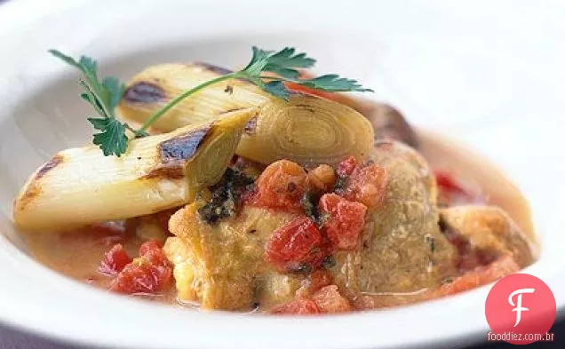 Frango e alho-poró refogados em vinho