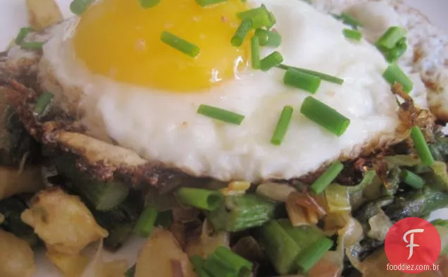Hash de alho-poró de batata de aspargos (é vegano até você colocar um ovo por cima)