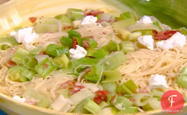 Alho-Poró salteado com Prosciutto e queijo de cabra sobre Capellini