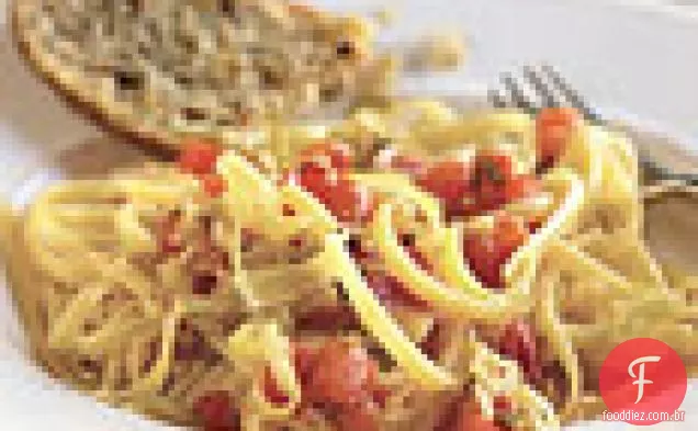 Linguine com alho-poró picante e molho de tomate