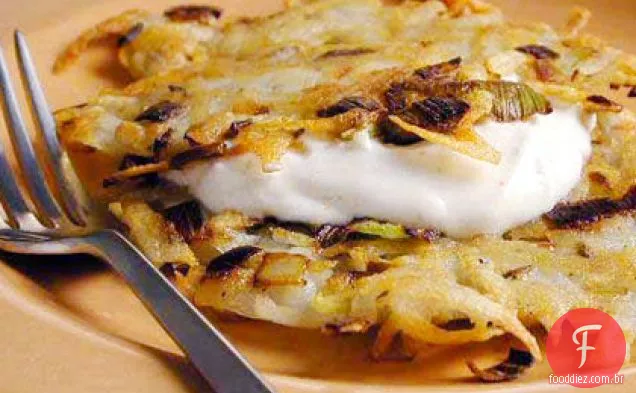 Alho-poró, batata e alcaravia Latkes com creme de leite temperado