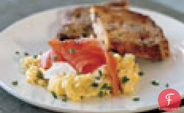 Salmão defumado e alho-poró embaralham com Meyer Lemon Crème Fraîche