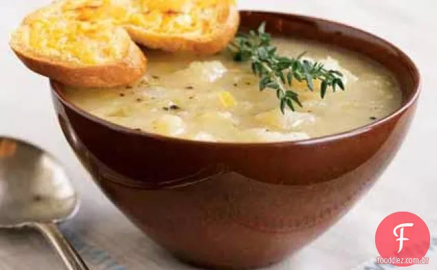 Batata dourada - sopa de alho-poró com torradas de Cheddar