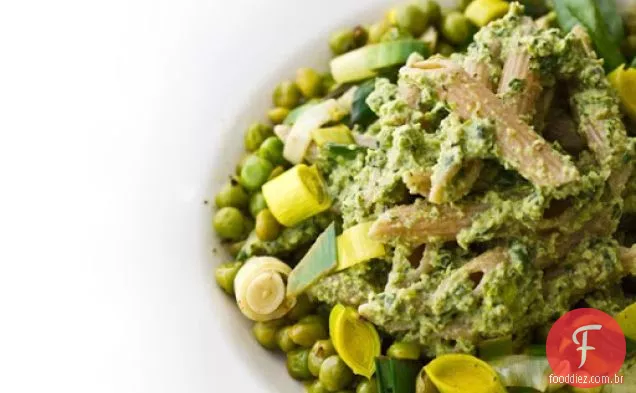 Limão e alho-poró Pesto Penne com ervilhas