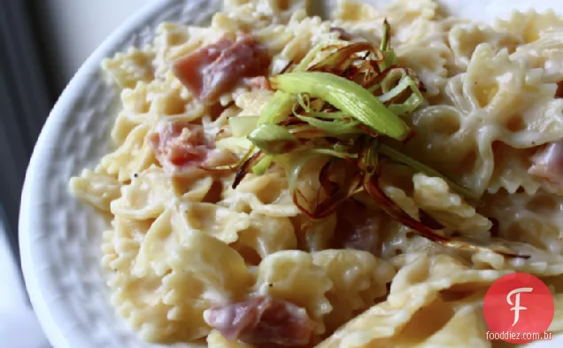 Farfalle Com Fontina, Prosciutto E Alho-Poró Crocante