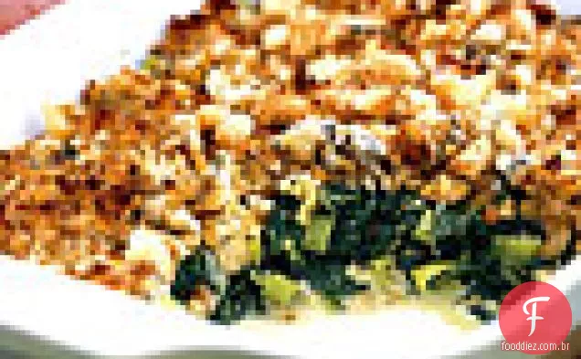 Espinafre e alho-poró gratinado com cobertura de migalhas de Roquefort